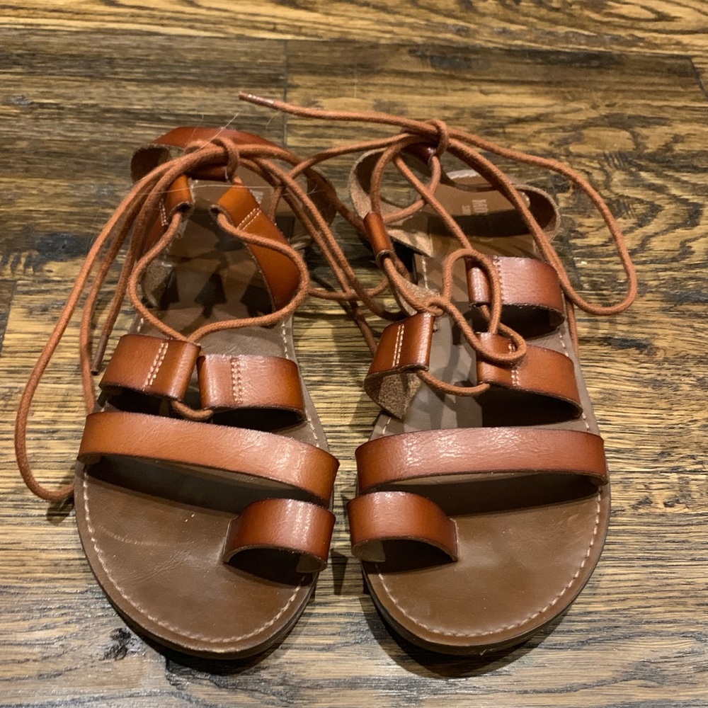 Women’s Brown Mossimo Sandals. Lilac style.